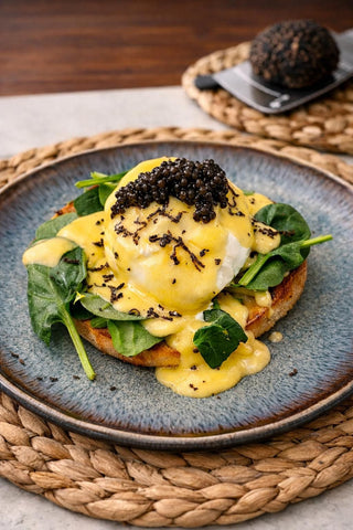 Luxus Bagel mit Babyspinat, pochiertem Ei, Hollandaise, Kaviar & Perigord-Trüffel