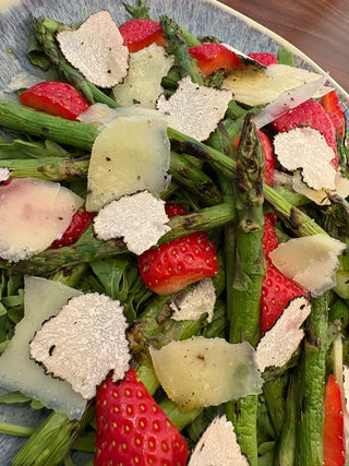 Spargelsalat deluxe: Mit Erdbeeren, Trüffelkäse & frischem Trüffel