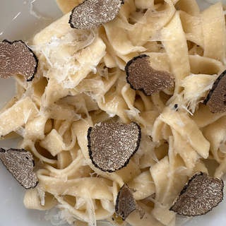 Tagliatelle mit gehobeltem Burgunder Trüffel schwarzer Trüffel