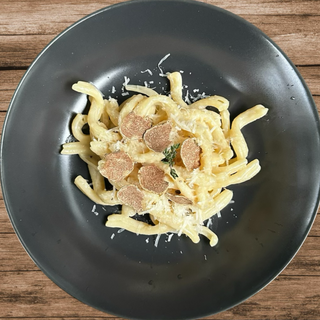 Pasta mit gehobeltem weissem Alba Trüffel